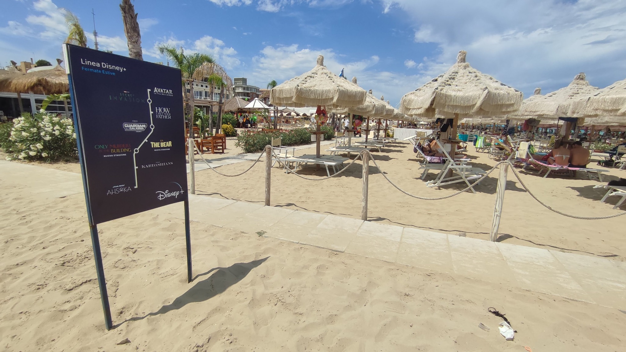 Impianti pubblicitari balneari visibili dalla spiaggia